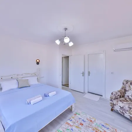 Kaya Tatil Evi *